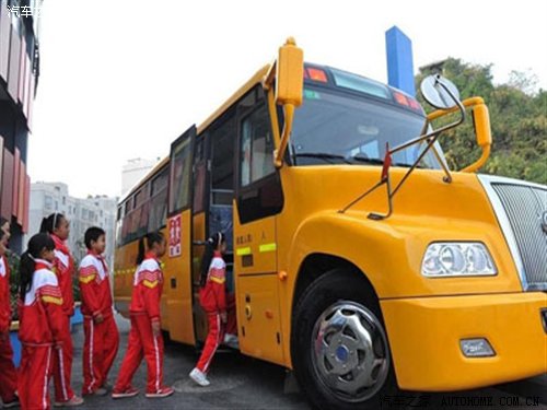 政協(xié)委員建議昆明校車接送學(xué)生緩解擁堵(圖)