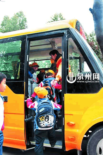 記者體驗泉州的國標(biāo)校車 時速40公里平穩(wěn)無顛簸(圖)