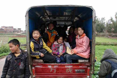 兩會熱議：校車安全亟待解決 政府作為在哪里?