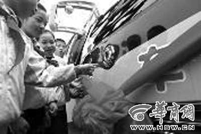 寶雞13區(qū)縣各受贈(zèng)一輛校車