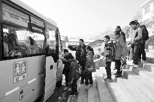 蔣婉求：校車行駛該有特權(quán)   司機(jī)可享受教師待遇(圖)