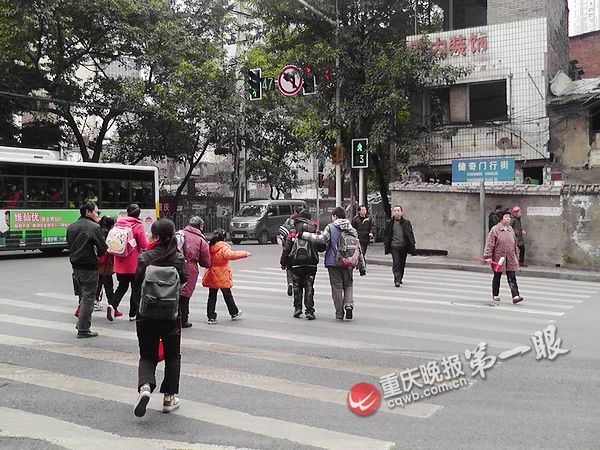儲(chǔ)奇門平臺(tái)為校車護(hù)航 積極開展天使護(hù)衛(wèi)行動(dòng)