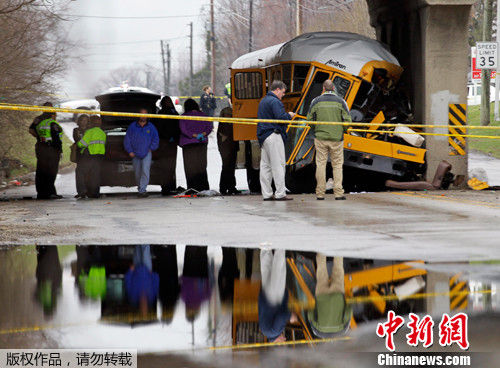 美國印第安納發(fā)生校車撞橋墩事故 致2死12傷