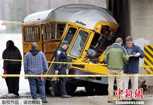 美國印第安納發(fā)生校車撞橋墩事故 致2死12傷