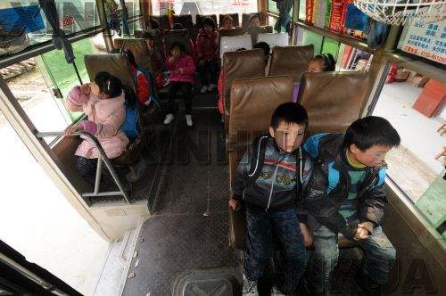 廣西校車駛進(jìn)偏遠(yuǎn)侗鄉(xiāng)
