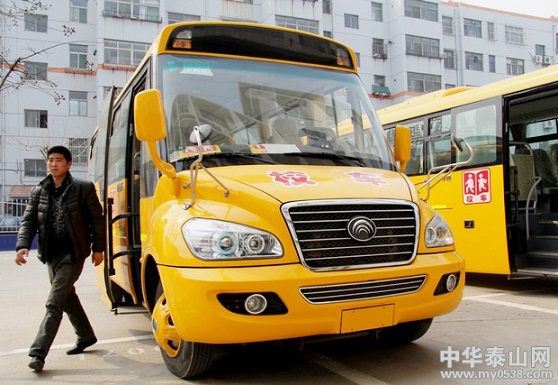 泰安：“大鼻子”校車街頭巡展受冷落