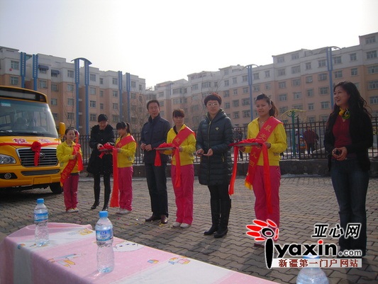 烏魯木齊高新區“大鼻子”校車上崗 家長齊贊(圖)