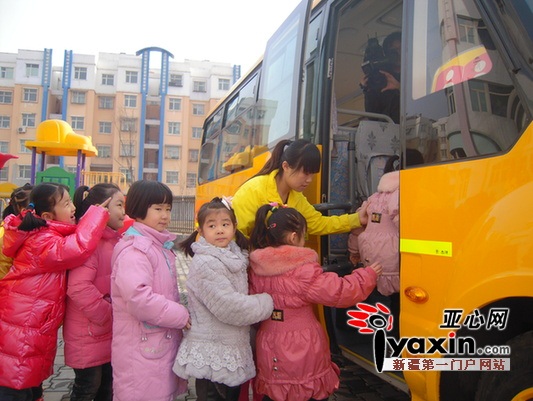 烏魯木齊高新區“大鼻子”校車上崗 家長齊贊(圖)