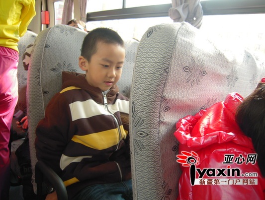 烏魯木齊高新區“大鼻子”校車上崗 家長齊贊(圖)
