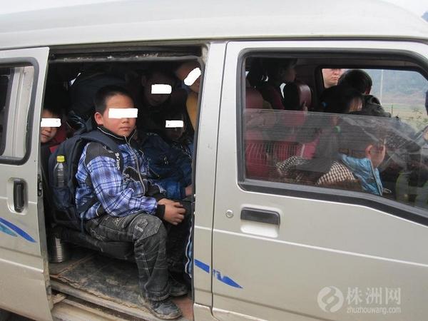 蘆淞交警深入偏遠(yuǎn)鄉(xiāng)村開展“校車超員”整治