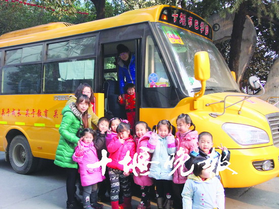 十堰:首臺“大鼻子”校車亮相 十堰:首臺“大鼻子”校車亮相