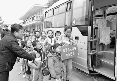 安徽天長：農村娃坐上“長鼻子校車”