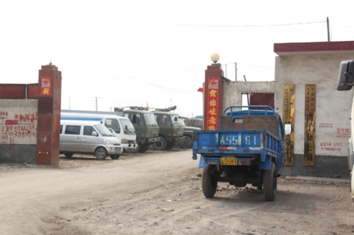 原來停放在洛界公路兩側(cè)的市政、綠化等車輛都被停到了瑞福達(dá)公司的停車場里