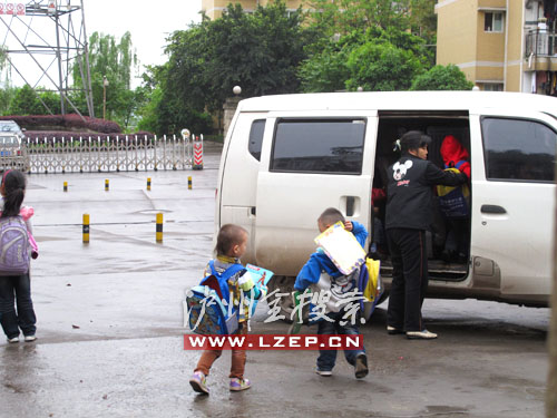 瀘州一幼兒園校車標識不清還超載 瀘州一幼兒園校車標識不清還超載