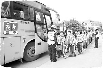 《校車安全管理?xiàng)l例》施行 嚴(yán)禁鳴笛閃燈催校車