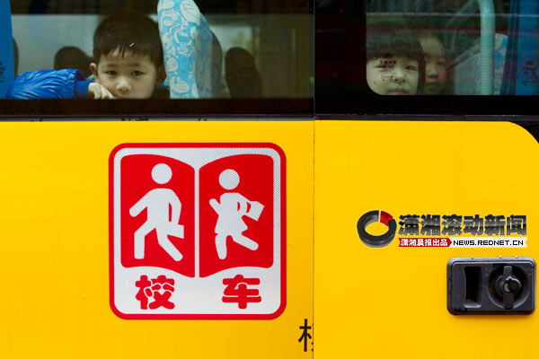長沙：新式校車配備巡視按鈕和逃生門 車輛主動避讓[圖]