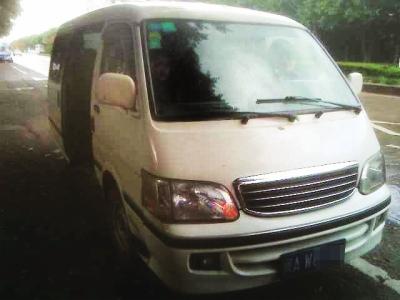 “黑校車”被查 司機(jī)稱車上8人都是他的孩子