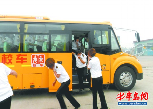 校車消防演練，40秒50人“逃生”(圖)