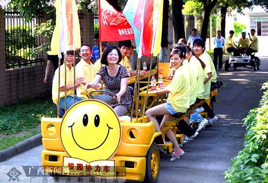 以校車為創(chuàng)意　師生自創(chuàng)拉風自行車 