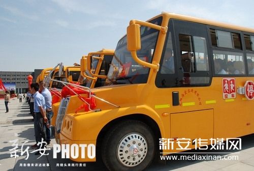 安徽多地投入大鼻子校車  記者追蹤采訪運行情況