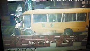 深圳龍崗區(qū)：滿載師生校車自燃 幸無(wú)人員傷亡(圖)