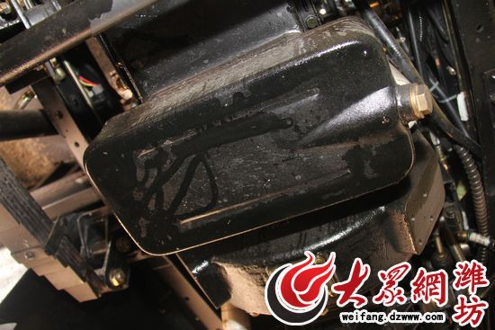 揚(yáng)子校車遭遇質(zhì)量門 新?lián)Q校車又現(xiàn)發(fā)動機(jī)漏油(圖)