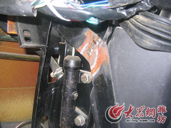 揚(yáng)子校車遭遇質(zhì)量門 新?lián)Q校車又現(xiàn)發(fā)動機(jī)漏油(圖)