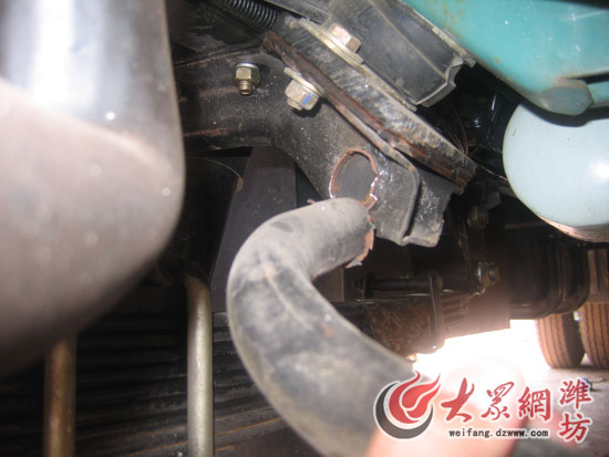 揚(yáng)子校車遭遇質(zhì)量門 新?lián)Q校車又現(xiàn)發(fā)動機(jī)漏油(圖)