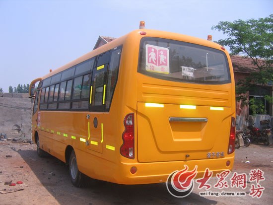 揚(yáng)子校車遭遇質(zhì)量門 新?lián)Q校車又現(xiàn)發(fā)動機(jī)漏油(圖)