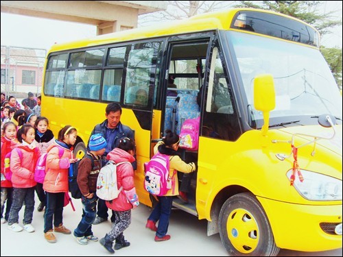 農(nóng)民自買(mǎi)校車(chē)，好道德與領(lǐng)導(dǎo)無(wú)關(guān)（圖）