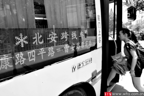 同濟(jì)學(xué)生急了：校車不讓上公交再取消我們?cè)撜k？