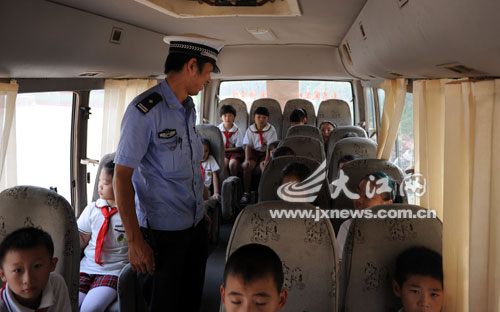 秋季開學(xué)排查校車安全[圖]