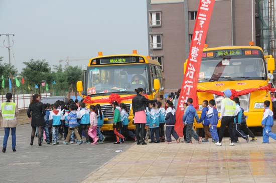 青銅峽市啟用校車服務(wù)農(nóng)村偏遠小學(xué)生