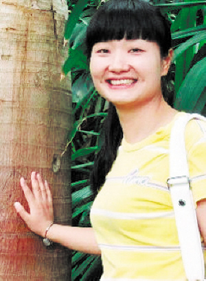 雙手撐起側傾校車 湖南美女交警榮記一等功