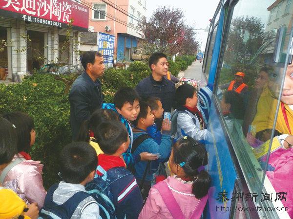 泰州農村校車公交化還需“加把勁” 泰州農村校車公交化還需“加把勁”