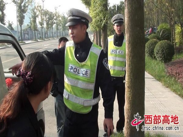 遂寧市交警支隊直屬一大隊查獲一超員假校車/ 遂寧市交警支隊直屬一大隊查獲一超員假校車