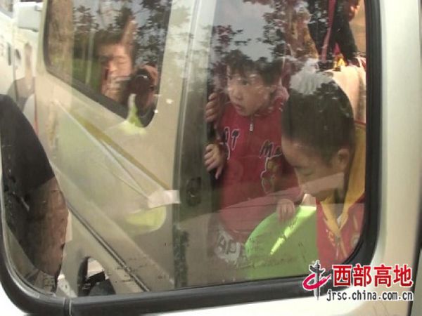 遂寧市交警支隊直屬一大隊查獲一超員假校車/ 遂寧市交警支隊直屬一大隊查獲一超員假校車