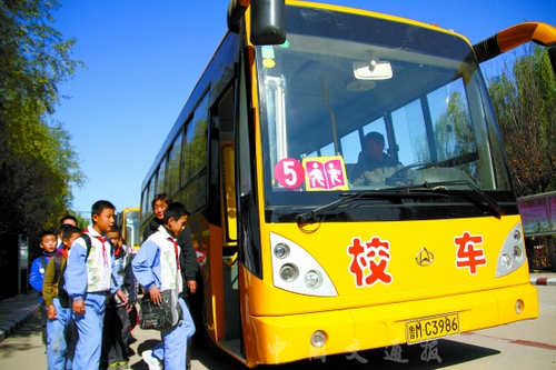 博興縣小學生喜乘“補貼校車”
