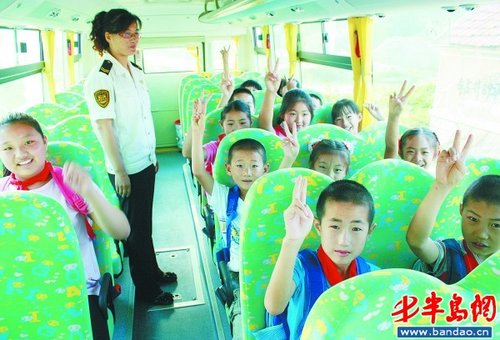 校車開進村擠跑“黑車”