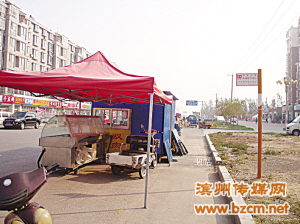 [濱州]小攤販“霸占”校車站點 孩子上下車有點難
