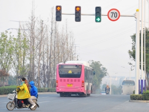 記者在現場拍下的闖紅燈校車。