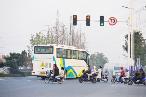 6輛“校車”，3輛闖紅燈