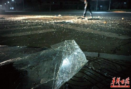 長沙校車遭猛撞旋轉180度側翻 3名小孩有驚無險 長沙校車遭猛撞旋轉180度側翻 3名小孩有驚無險