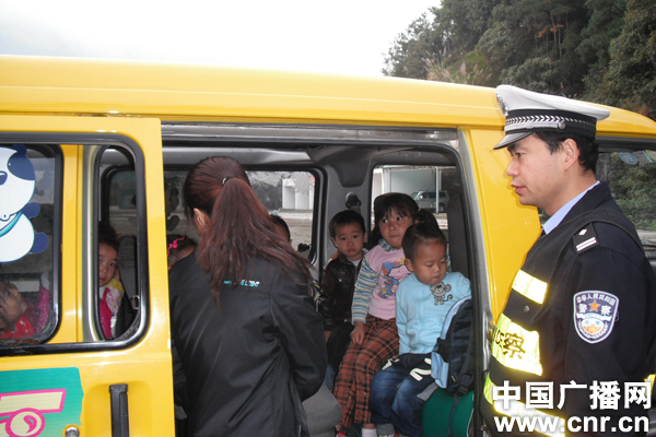 湖北宜昌一8座校車(chē)擠進(jìn)17人 超載112%