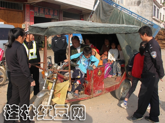 荔浦:殘疾車變身“校車” 荔浦:殘疾車變身“校車”