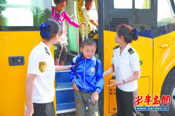 校車開到了村子里。