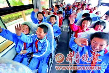 孩子們乘上新校車,異常興奮。本報記者張曉科攝