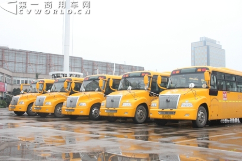 一時間矛盾直指地方主管部門，而缺錢、缺司機、缺校車運營單位都被拿來做為理由，解釋給那些急壞了的、等著坐校車的孩子和家長。細則的“難產(chǎn)”也愁壞了準備在校車市場大展拳腳的校車生產(chǎn)廠家。