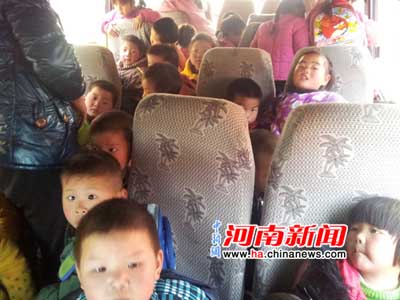 南陽農(nóng)村部分幼兒園“黑校車”嚴(yán)重超載（圖）