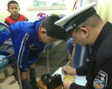 深圳紅嶺北路兩校車追尾 73人送去醫(yī)院